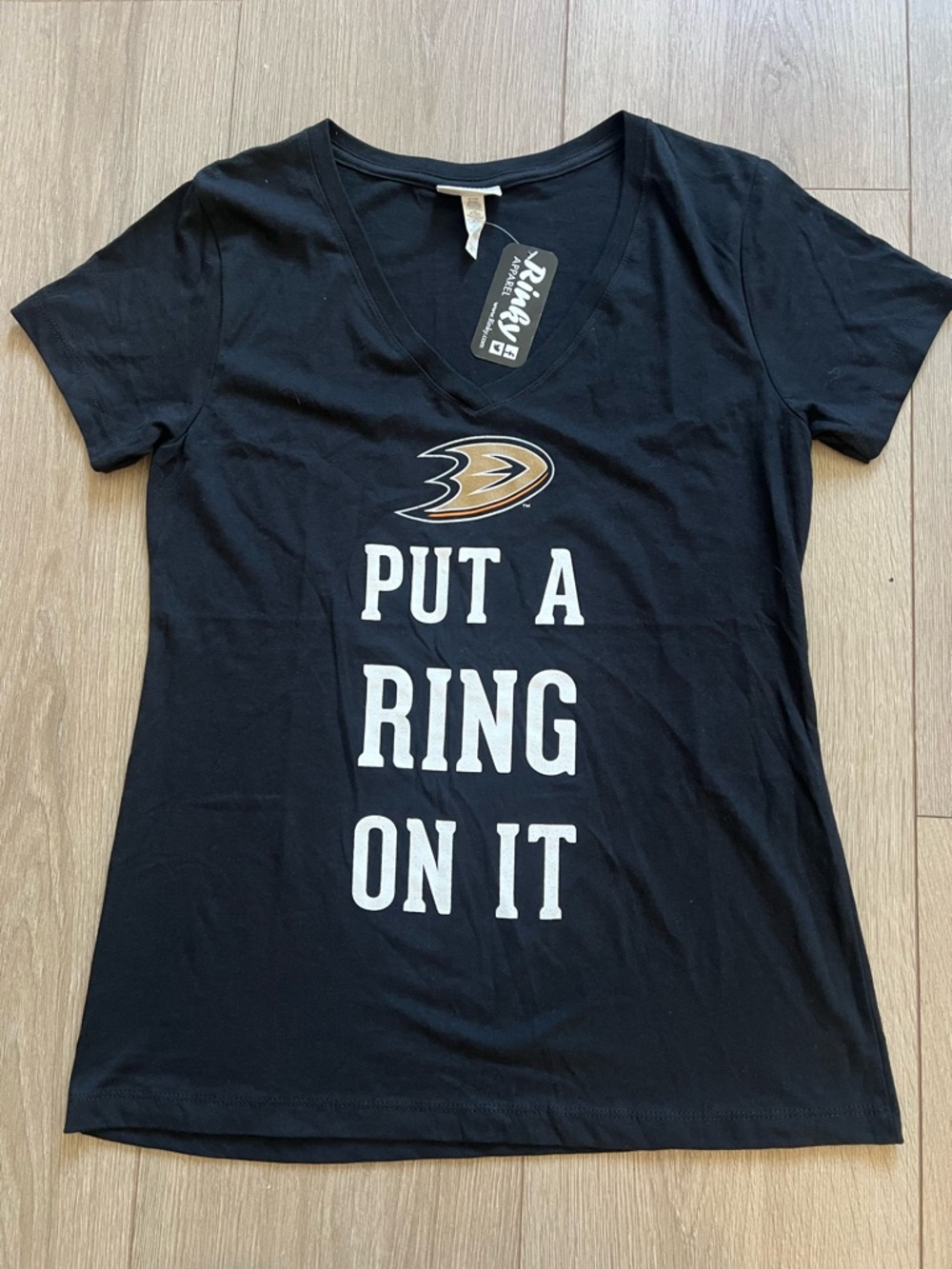 NWT Woman’s Anaheim Ducks V-neck T-Shirt Size XL NHL Hockey